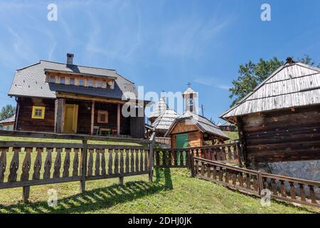 Mokra Gora, Serbien - 15. Juli 2020: Holzhäuser im serbischen Bergdorf in der Nähe von Mokra Gora in Zlatibor Umgebung, Serbien. Stockfoto