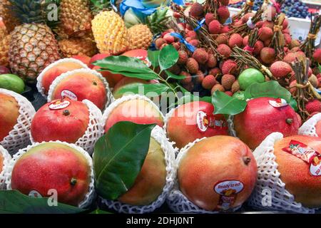 belle Photographie d'un stand de fruits exotiques au marché pour Illustrator un article de Presse d'un Magazine ou d'un Journal Stockfoto