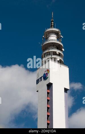 Der BT Tower, der früher als Postamt Tower bekannt war Und dem GPO Tower in Lionel Street Birmingham City Centre Birmingham England Großbritannien Stockfoto