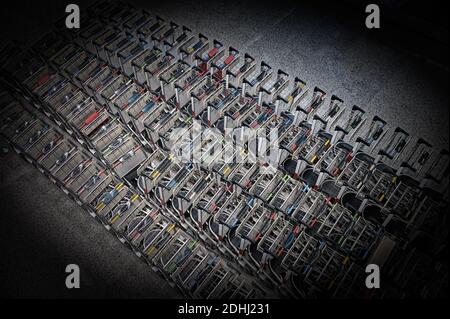 Beeindruckende Zahl der Karren warten auf Passagiere mit Gepäck Erholung Bereich in den internationalen Flughafen. Stockfoto