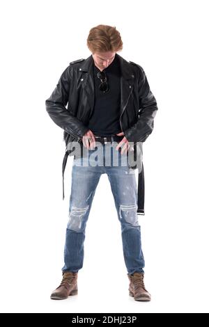 Vorderansicht von stilvollen Rocker immer angezogen mit schwarzem Gürtel in Denim Jeans. Ganzkörperlänge isoliert auf weißem Hintergrund. Stockfoto