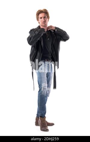 Macho stilvolle junge Rotschopf Mann bereiten auf Jacke und Anpassung Kragen mit coolen Look. Ganzkörperlänge isoliert auf weißem Hintergrund. Stockfoto