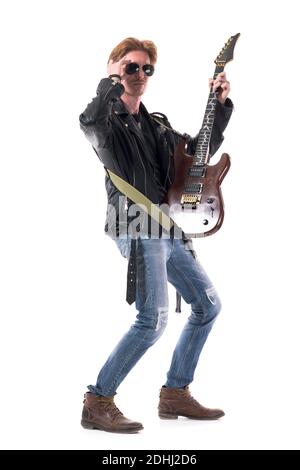 Cool Macho stylish Rotschopf Rocker posiert mit seiner E-Gitarre. Seitenansicht. Ganzkörperlänge isoliert auf weißem Hintergrund. Stockfoto