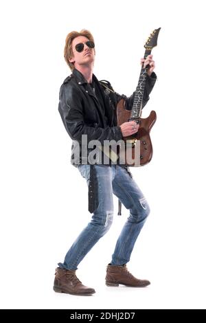 Schöner junger Rocker, der E-Gitarre spielt, mit zurücklehnenden Emotionen. Ganzkörperlänge isoliert auf weißem Hintergrund. Stockfoto