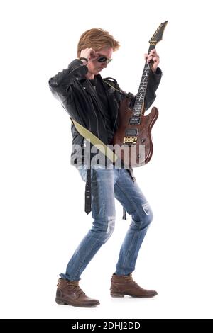 Rockmusiker junger schöner Mann, der sich auf das Konzert vorbereitet und seine E-Gitarre überprüft. Ganzkörperlänge isoliert auf weißem Hintergrund. Stockfoto