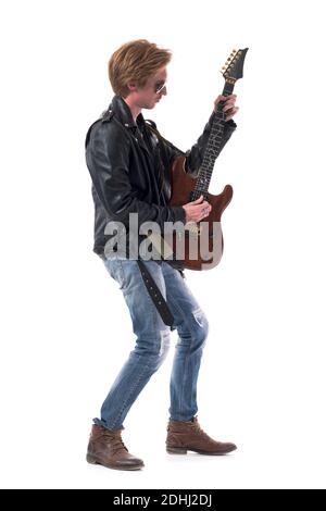 Seitenansicht der kühlen zuversichtlich stilvollen Mann Rock Musiker spielen E-Gitarre halten es vertikal. Ganzkörperlänge isoliert auf weißem Hintergrund. Stockfoto