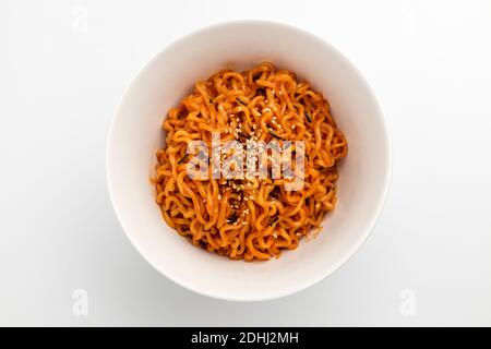 Gebratene Nudeln mit scharfer Sauce im Hintergrund Stockfoto