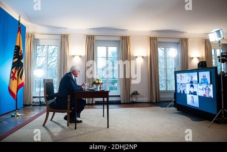 11. Dezember 2020, Berlin: Bundespräsident Frank-Walter Steinmeier tauscht sich während seiner ersten "Bürger"-Situation im Schloss Bellevue per Video-Livestream mit sieben Bürgern über ihre aktuelle Lage in der Pandemie aus. Mit der "Bürgersituation" will der Bundespräsident direkt hören, wo seine Gesprächspartner die Herausforderungen und Probleme in dieser besonderen Zeit sehen und ihre Ansichten zu den weiteren Entwicklungen im Land einholen. Er möchte wissen, welche Erfahrungen die Teilnehmer in ihrem Alltag in Corona machen und wie ihre persönliche Situation ist. Foto: Bernd von Stockfoto