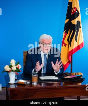 11. Dezember 2020, Berlin: Bundespräsident Frank-Walter Steinmeier tauscht sich während seiner ersten "Bürger"-Situation im Schloss Bellevue per Video-Livestream mit sieben Bürgern über ihre aktuelle Lage in der Pandemie aus. Mit der "Bürgersituation" will der Bundespräsident direkt hören, wo seine Gesprächspartner die Herausforderungen und Probleme in dieser besonderen Zeit sehen und ihre Ansichten zu den weiteren Entwicklungen im Land einholen. Er möchte wissen, welche Erfahrungen die Teilnehmer in ihrem Alltag in Corona machen und wie ihre persönliche Situation ist. Foto: Bernd von Stockfoto