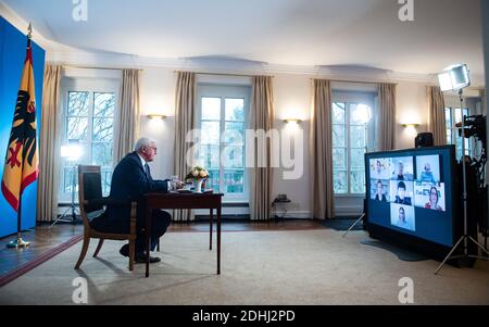 11. Dezember 2020, Berlin: Bundespräsident Frank-Walter Steinmeier tauscht sich während seiner ersten "Bürger"-Situation im Schloss Bellevue per Video-Livestream mit sieben Bürgern über ihre aktuelle Lage in der Pandemie aus. Mit der "Bürgersituation" will der Bundespräsident direkt hören, wo seine Gesprächspartner die Herausforderungen und Probleme in dieser besonderen Zeit sehen und ihre Ansichten zu den weiteren Entwicklungen im Land einholen. Er möchte wissen, welche Erfahrungen die Teilnehmer in ihrem Alltag in Corona machen und wie ihre persönliche Situation ist. Foto: Bernd von Stockfoto