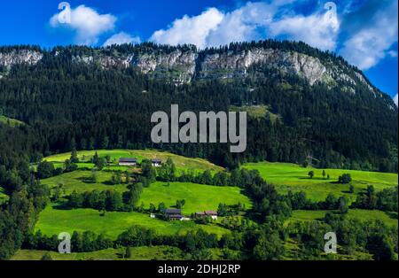 Ländliche Landschaft Mit Bergen Und Hütten In Den Alpen Österreich Stockfoto