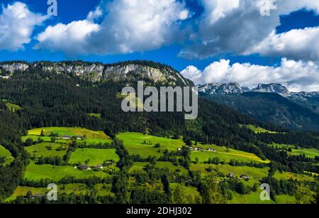 Ländliche Landschaft Mit Bergen Und Hütten In Den Alpen Österreich Stockfoto