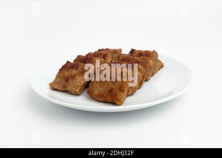 Gerichte mit Stampffleisch im Hintergrund Stockfoto