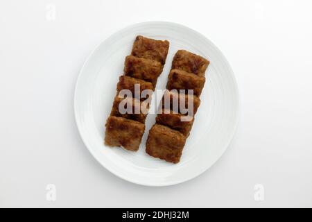 Gerichte mit Stampffleisch im Hintergrund Stockfoto