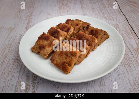 Gerichte mit Stampffleisch im Hintergrund Stockfoto