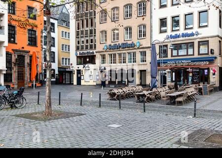 Geschlossene Verpflegung am Heumarkt in Köln, wenige Passanten während der Sperrung aufgrund der Coronavirus-Pandemie Stockfoto