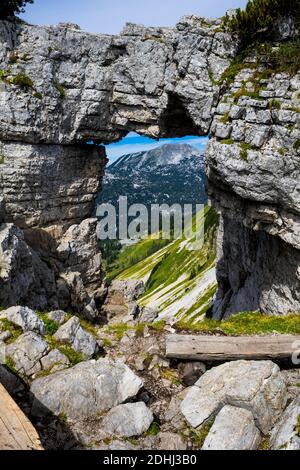 Fenster In Felswand Mit Blick Auf Die Alpine Landschaft An Mountain Loser In Den Alpen Von Österreich Stockfoto