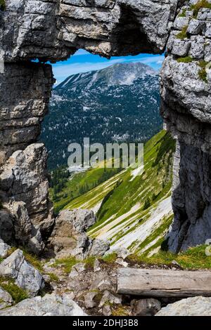 Fenster In Felswand Mit Blick Auf Die Alpine Landschaft An Mountain Loser In Den Alpen Von Österreich Stockfoto