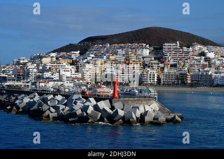 Teneriffa, Kanarische Inseln, Spanien - 10. April 2018: Pier mit Betonpflaster im Hafen von Los Cristianos Stockfoto