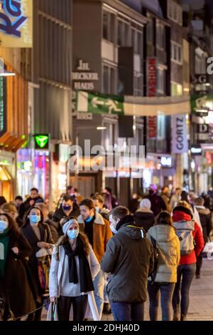 Unzählige Menschen einkaufen im Vorfeld zu Weihnachten auf Hohen Straße in Köln während der teilweisen Sperrung aufgrund der corona-Pandemie Stockfoto