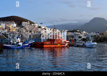 Teneriffa, Kanarische Inseln, Spanien - 10. April 2018: Trawler und Rettungsschiff im Hafen von Los Cristianos Stockfoto