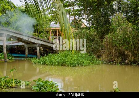 Dorf in der Nähe von kleinen Kanal in Mekong Delta Vietnam Stockfoto