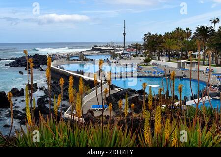 Teneriffa, Kanarische Inseln, Spanien - 01. April 2018: Nicht identifizierte Menschen am Lago di Martianez eine Wohlfühloase mit Pools, Restaurants und Cafe in Puert Stockfoto