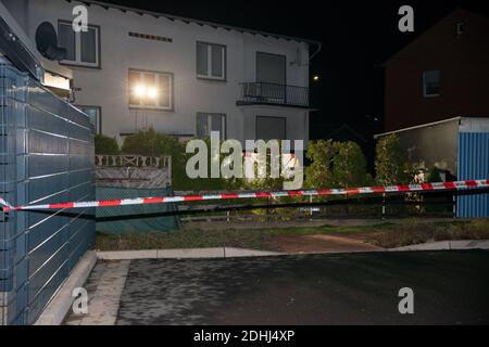 Ahlen, Deutschland. Dezember 2020. Vor einem Haus hängt ein Polizeikordon, nachdem ein Mann mit einer Schusswaffe getötet wurde. Vor seinem Wohnhaus in Ahlen wurde ein Mann (34) erschossen. Nach Angaben der Polizei entdeckten Zeugen das Opfer am Donnerstagabend kurz nach 10 Uhr. Quelle: Max Lametz/TV7NEWS/dpa/Alamy Live News Stockfoto