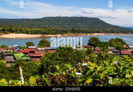 Zweifarbiger Fluss an der Grenze zwischen Laos und Thailand treffen sich zwei große Flüsse. Hier fließt der Mond in den Mekong. Sie können das Braun der Bewölkung sehen Stockfoto