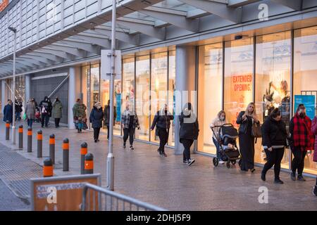 Glasgow, Schottland, Großbritannien. Dezember 2020. Im Bild: Erster Tag, an dem alle nicht notwendigen Geschäfte wieder für die Öffentlichkeit geöffnet werden konnten, da die Region in Phase 4 gesperrt wurde, Seit heute Morgen ist Phase 3 jedoch aktiv, was bedeutet, dass nicht unbedingt erforderliche Einzelhandelsgeschäfte wie Primark mit einer langen Schlange von Kunden beschäftigt waren, die darauf warten, einzusteigen und ein Last-Minute-Weihnachtsangebot zu ergattern. Quelle: Colin Fisher/Alamy Live News Stockfoto