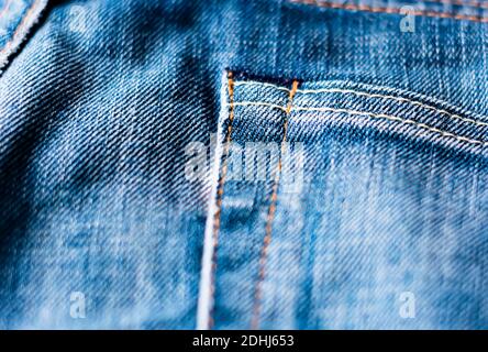 Detail des Denim-Stoffes einer Jeans mit der Naht der Tasche. Stockfoto