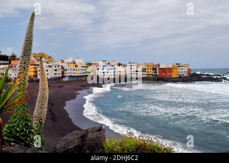 Spanien, Kanarische Inseln, Teneriffa, Strand von Playa Jardin am Atlantik mit Turm der Juwelen in Puerto de la Cruz Stockfoto