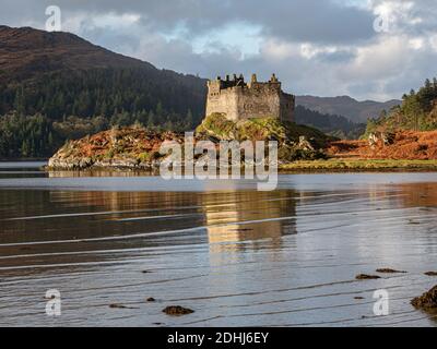 Die Ruinen von Schloss Tioram auf Eilean Tioram (The Dry Island) Moidart Scotland Großbritannien Stockfoto