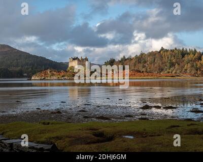 Die Ruinen von Schloss Tioram auf Eilean Tioram (The Dry Island) Moidart Scotland Großbritannien Stockfoto