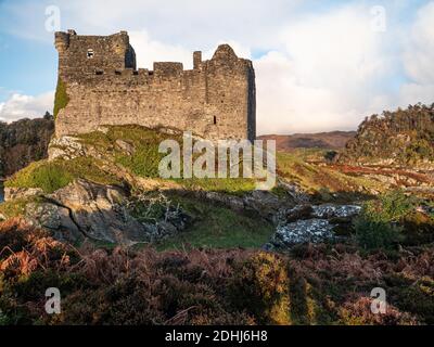 Die Ruinen von Schloss Tioram auf Eilean Tioram (The Dry Island) Moidart Scotland Großbritannien Stockfoto