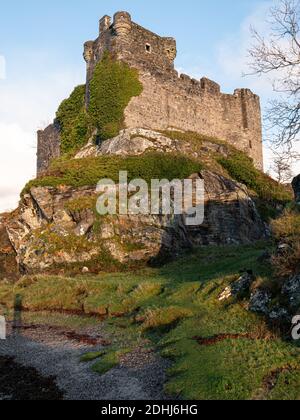 Die Ruinen von Schloss Tioram auf Eilean Tioram (The Dry Island) Moidart Scotland Großbritannien Stockfoto