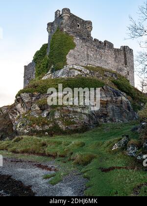 Die Ruinen von Schloss Tioram auf Eilean Tioram (The Dry Island) Moidart Scotland Großbritannien Stockfoto