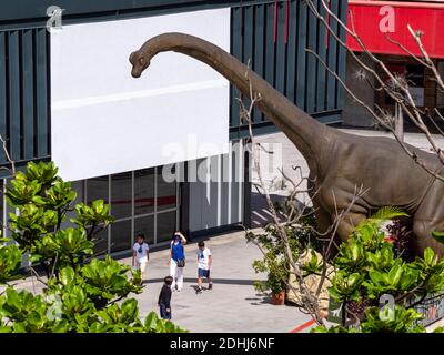 MEDELLIN, KOLUMBIEN - 03. Dez 2020: Medellin, Antioquia, Kolumbien - 2. Dezember 2020: Erkunden Sie den Park mit einem Brontosaurus Dinosaurier am Eingang Stockfoto