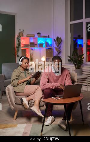 Afrikanische junge Menschen mit digitalen Tablet-und Laptop für ihre Online arbeiten im Büro Stockfoto