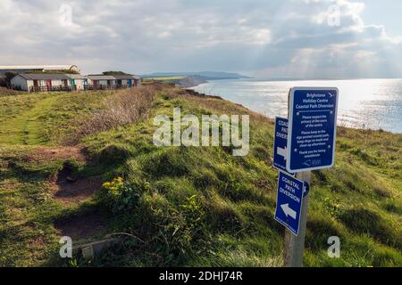 Küstenweg Ablenkung durch Klippenerosion und verlassene Ferienchalets am Klippenrand, Brightstone Bay, Isle of Wight Stockfoto