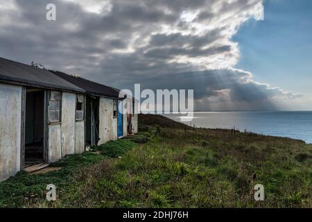 Verlassene Ferienchalets aufgrund von Klippenerosion aufgegeben, Brightstone Bay, Isle of Wight Stockfoto