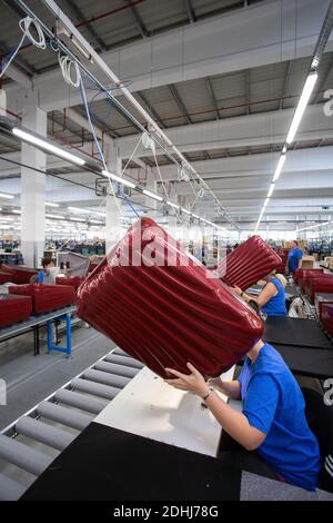 Arbeiterinnen im neuen Montagewerk von Samsonite in Szekszárd in der Nähe der ungarischen Hauptstadt Budapest. Stockfoto