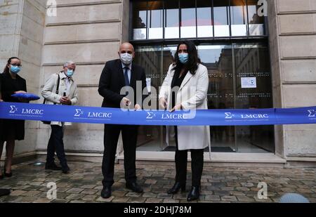 Paris, Paris, Frankreich. Oktober 2020. Merouane Debbah (2nd R), Direktorin des F&E-Zentrums von Huawei France, nimmt am 9. Oktober 2020 an einer feierlichen Zeremonie zum Schneiden von Bändern des sechsten Forschungszentrums von Huawei in Frankreich Teil. Kredit: Gao Jing/Xinhua/Alamy Live Nachrichten Stockfoto