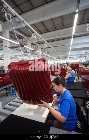 Arbeiterinnen im neuen Montagewerk von Samsonite in Szekszárd in der Nähe der ungarischen Hauptstadt Budapest. Stockfoto