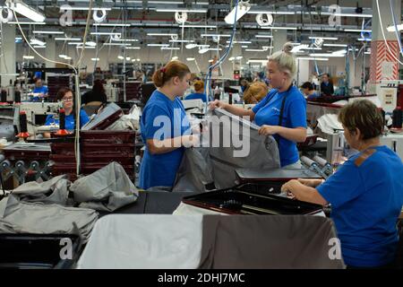 Arbeiterinnen im neuen Montagewerk von Samsonite in Szekszárd in der Nähe der ungarischen Hauptstadt Budapest. Stockfoto