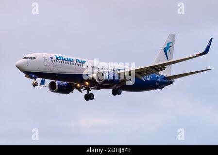 Blue Air Boeing 737 Jet-Linienflugzeug YR-BML bei der Landung auf dem Flughafen London Heathrow, Großbritannien, während der COVID 19 Pandemie. Rumänische Low-Cost-Fluggesellschaft Stockfoto