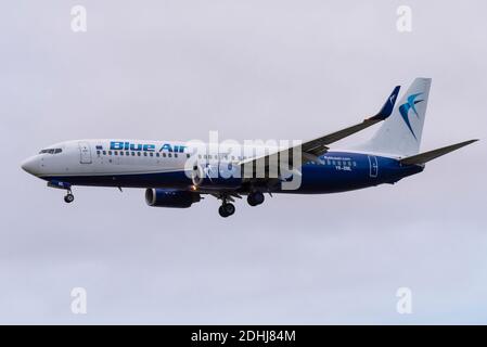 Blue Air Boeing 737 Jet-Linienflugzeug YR-BML bei der Landung auf dem Flughafen London Heathrow, Großbritannien, während der COVID 19 Pandemie. Rumänische Low-Cost-Fluggesellschaft Stockfoto