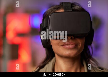 Nahaufnahme einer afrikanischen jungen Frau, die während der virtuellen Realität eine Brille trägt Spiel Stockfoto