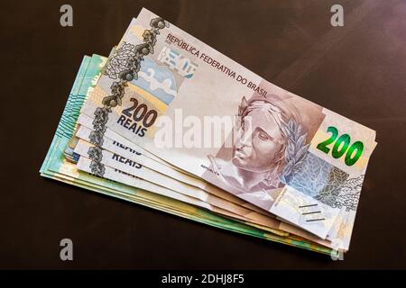 Sei reich mit Geld in Brasilien. 200 brasilianische Banknoten Reaís Real R-Dollar BRL. Stockfoto