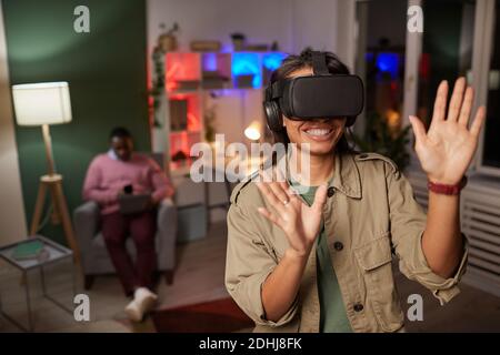 Junge Frau in VR-Brille Spaß während der Pause an Büro Stockfoto